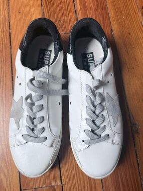 White Low-Top Sneakers with Gray Star Accent
